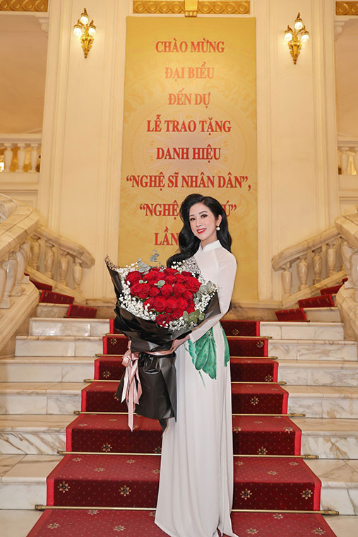 Nghệ sĩ Ưu tú Phương Nga trong buổi lễ trao danh hiệu Nghệ sĩ Nhân dân, Nghệ sĩ Ưu tú.
