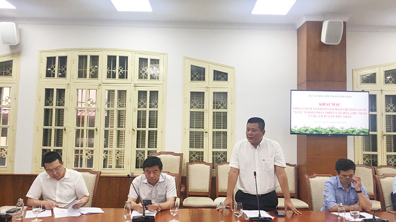 Nhà báo Nguyễn Ngọc Thanh phát biểu về giải thưởng.