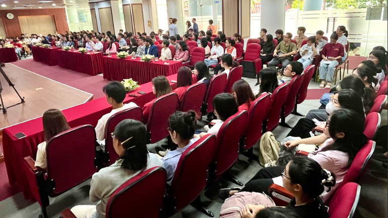 Rất đông độc giả đã đến dự lễ ra mắt sách.