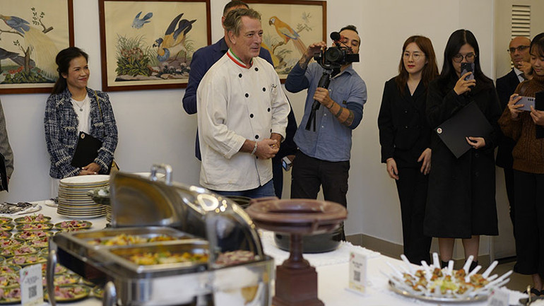 Đầu bếp Italia giới thiệu một số món ăn đặc trưng mang hương vị Địa Trung Hải. Đầu bếp Italia giới thiệu một số món ăn đặc trưng mang hương vị Địa Trung Hải.