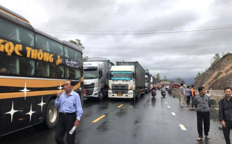 Lực lượng chức năng hỗ trợ người dân di chuyển các phương tiện trên Quốc lộ 1 sáng sớm 15/10. (Ảnh: TN)