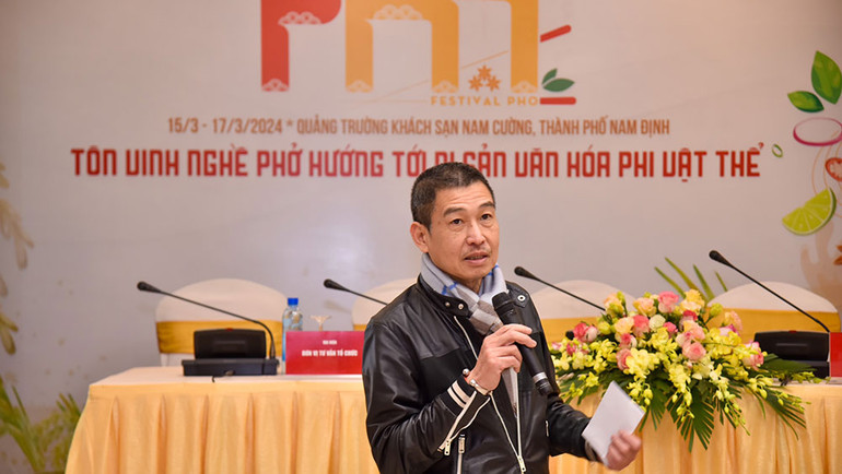Họa sĩ Lê Thiết Cương góp ý cho Ban tổ chức Festival Phở.