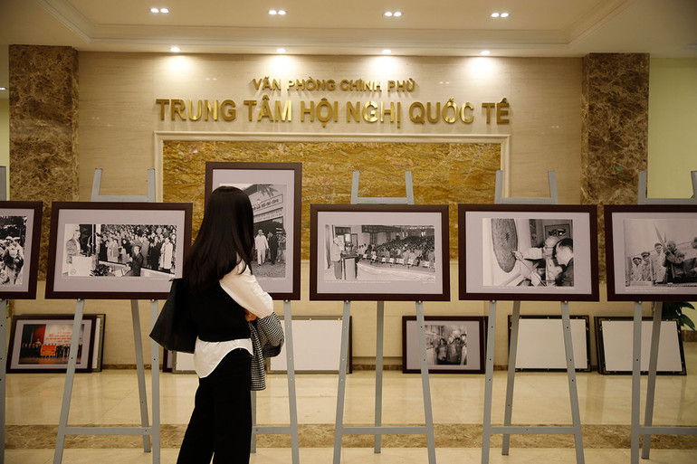 Triển lãm ảnh trong khuôn khổ các hoạt động kỷ niệm 80 năm ra đời Đề cương về văn hóa Việt Nam. Ảnh: NAM NGUYỄN