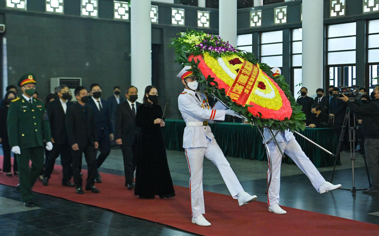 Đoàn Chủ tịch nước Cộng hòa xã hội chủ nghĩa Việt Nam do đồng chí Võ Thị Ánh Xuân, Ủy viên Trung ương Đảng, Phó Chủ tịch nước, dẫn đầu vào viếng đồng chí Vũ Oanh. Đoàn Chủ tịch nước Cộng hòa xã hội chủ nghĩa Việt Nam do đồng chí Võ Thị Ánh Xuân, Ủy viên Trung ương Đảng, Phó Chủ tịch nước, dẫn đầu vào viếng đồng chí Vũ Oanh.