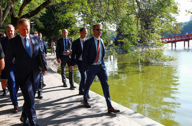 Thái tử kế vị Đan Mạch Frederik tản bộ tại khu vực hồ Hoàn Kiếm.