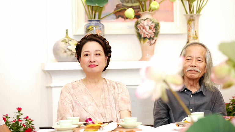 Nhà sưu tầm Thúy Anh cùng họa sĩ Lương Xuân Đoàn, Chủ tịch Hội Mỹ thuật Việt Nam.