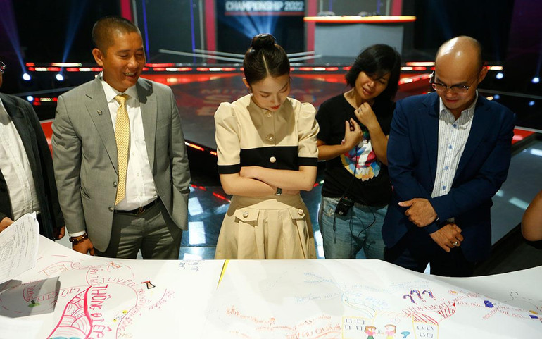 Ban Giám khảo và tổ trọng tài đang chấm thi.