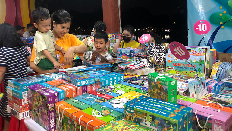 Để thu hút được bạn đọc nhỏ tuổi, các đơn vị xuất bản đã phải liên tục thay đổi hình thức, mẫu mã, cũng như nội dung các loại sách phong phú, hấp dẫn hơn.