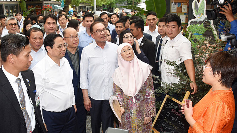 Thủ tướng Phạm Minh Chính và Phu nhân cùng Thủ tướng Malaysia Anwar Ibrahim và Phu nhân thăm Phố sách tại Hà Nội. Phố sách không gian yên bình, mát mẻ, ngoài các gian hàng sách, nơi đây còn có chỗ dành cho các hoạt động văn hóa ngoài trời, các cuộc tọa đàm, giao lưu, phát triển văn hóa đọc, giao lưu, giới thiệu sách; trạm tra cứu thông tin điện tử công cộng - sách điện tử, có wifi miễn phí, quầy bán đồ lưu niệm, hoa tươi và nhiều cây xanh, tiểu cảnh... Phố sách thiết kế nhiều ghế ngồi ngay giữa dải phân cách, các khoảng trống giữa các gian hàng, để mọi người có thể nghỉ chân hay đọc sách.