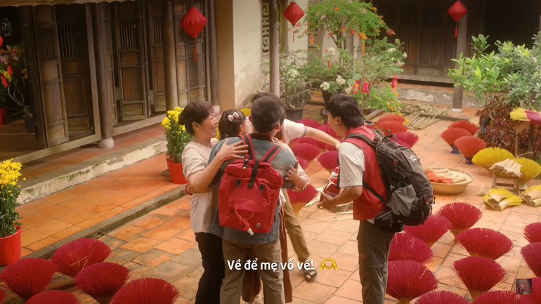 Cảnh trong MV "Tết vỗ về".