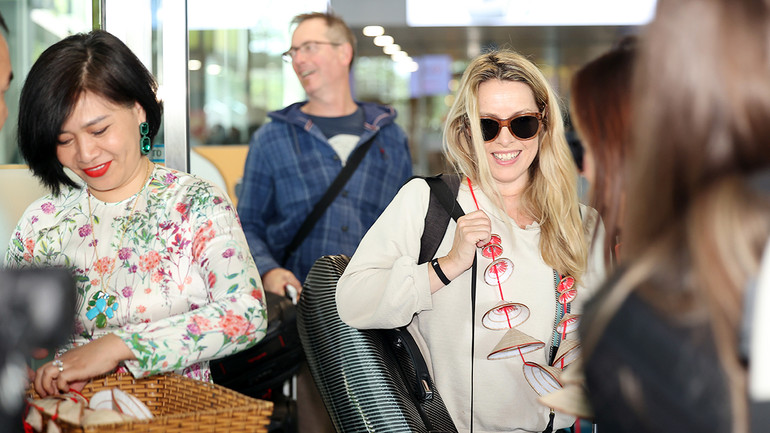 Các thành viên của Bond nhận quà lưu niệm từ Ban tổ chức.