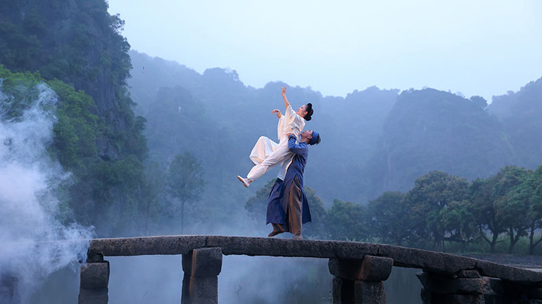 MV sử dụng những vũ điệu đương đại.