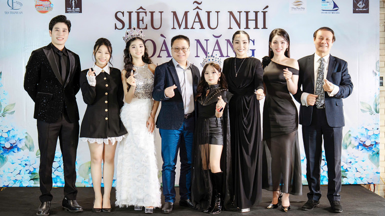 Ban giám khảo chương trình. Ban giám khảo chương trình.