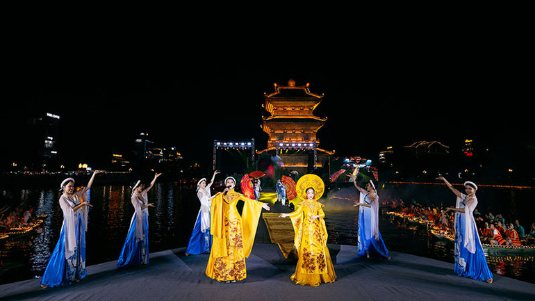 Thạch Linh trình diễn ca khúc "Hào khí Việt Nam".