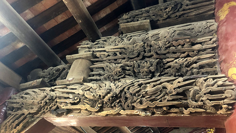Những chi tiết chạm trổ tinh xảo trên cấu kiện gỗ của đình.