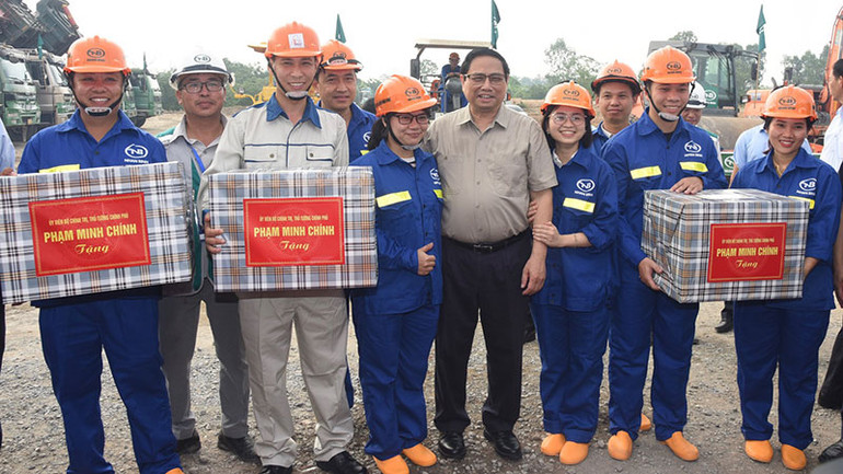 Thủ tướng Phạm Minh Chính trao tặng quà cho công nhân thi công Dự án tuyến đường trọng điểm tỉnh Bắc Ninh.