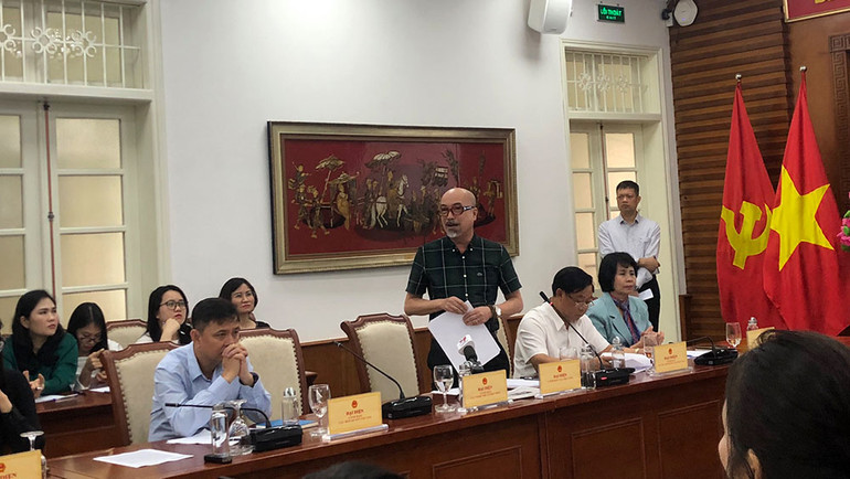 Cục trưởng Vi Kiến Thành cung cấp thông tin cho báo chí tại buổi họp báo thường kỳ Bộ Văn hóa, Thể thao và Du lịch. Cục trưởng Vi Kiến Thành cung cấp thông tin cho báo chí tại buổi họp báo thường kỳ Bộ Văn hóa, Thể thao và Du lịch.