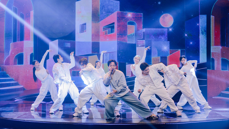 Ca sĩ Hoàng Dũng trong một tiết mục của chương trình.