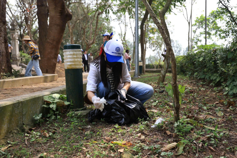 Các thành viên CLB dọn rác tại Đường Lâm.