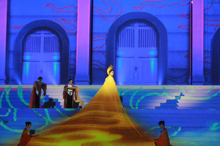 NSƯT Như Huỳnh tái hiện hình ảnh Thái hậu Dương Vân Nga.