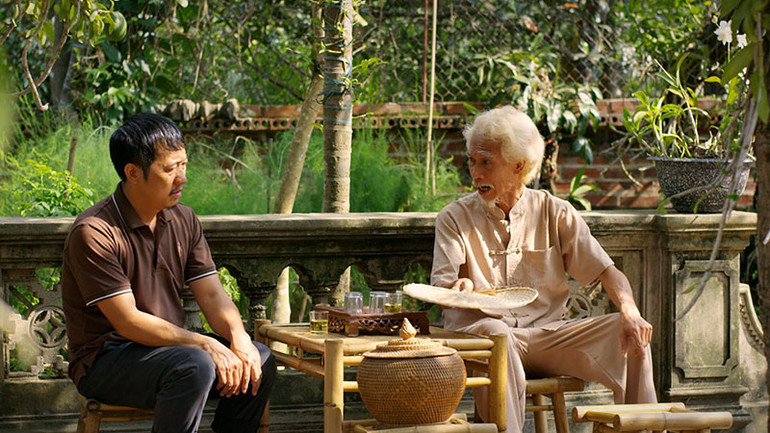 NSƯT Phú Đôn với tạo hình râu tóc bạc phơ trong phim.