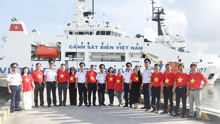 Đoàn nhà văn đi thực tế sáng tác tại vùng 1 Cảnh sát biển.