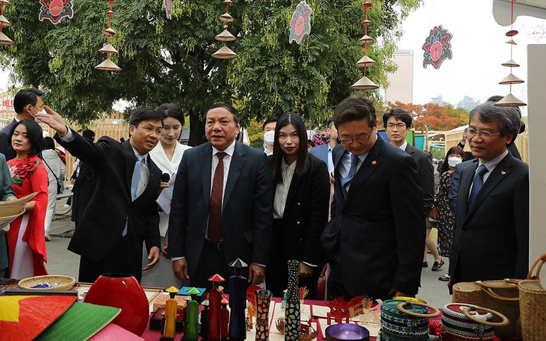 Bộ trưởng Văn hóa, Thể thao và Du lịch Nguyễn Văn Hùng và Bộ trưởng Văn hóa, Thể thao và Du lịch Hàn Quốc Park Bo Gyun cùng dự Lễ hội.