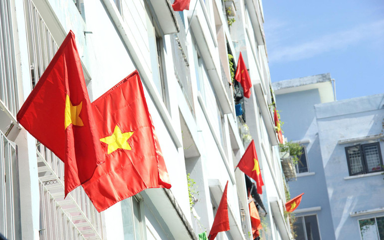 Sắc cờ Tổ quốc được trang hoàng trên nhiều căn hộ chung cư. Sắc cờ Tổ quốc được trang hoàng trên nhiều căn hộ chung cư.