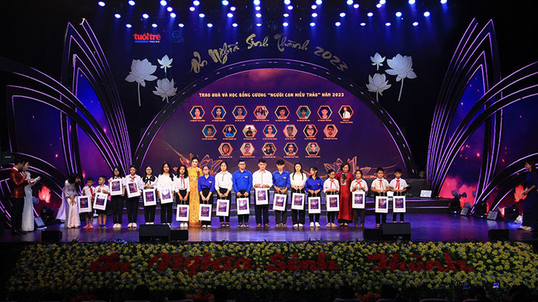 Trao học bổng cho các học sinh nghèo hiếu học.