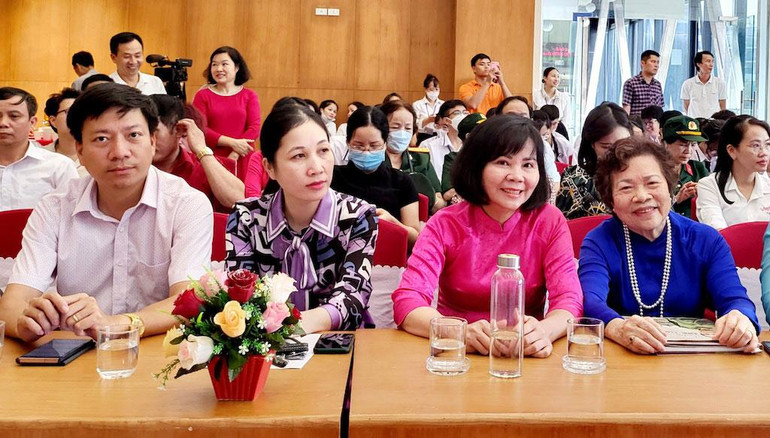 Các đại biểu tham dự khai mạc triển lãm.