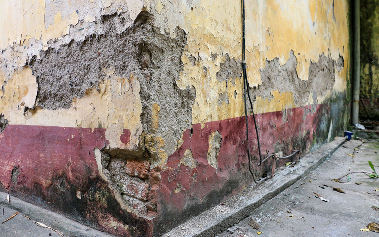 Những bức tường ẩm mốc, vỡ nát theo thời gian.