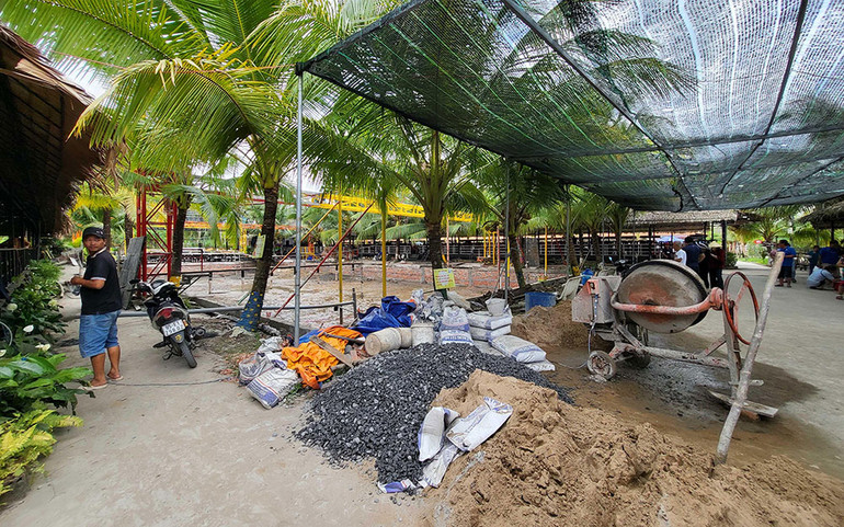 Sau khi chụp bức ảnh cát đá đang xây dựng này, phóng viên Báo Nhân Dân bị đe dọa không cho ra khỏi cổng.