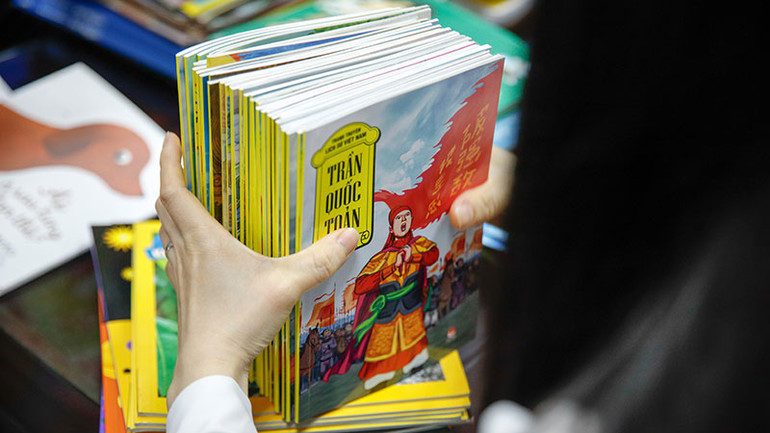 Những cuốn sách lịch sử thiếu nhi dành tặng các em nhỏ vùng cao.