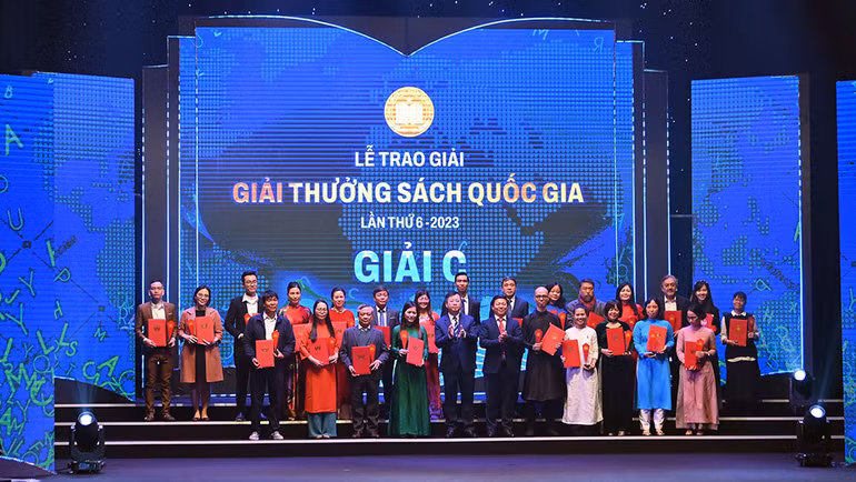 Các tác giả đoạt giải C.