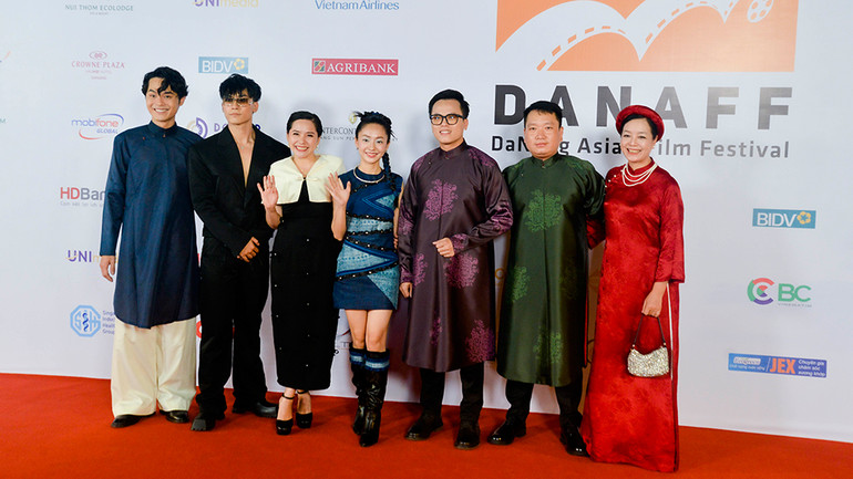 Đoàn làm phim “Kẻ ăn hồn” tại Liên hoan phim.