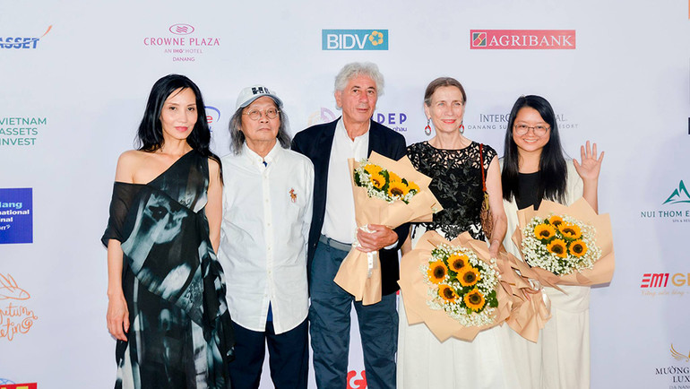 Trần Nữ Yên Khê (ngoài cùng bên trái) cùng các thành viên Ban giám khảo.