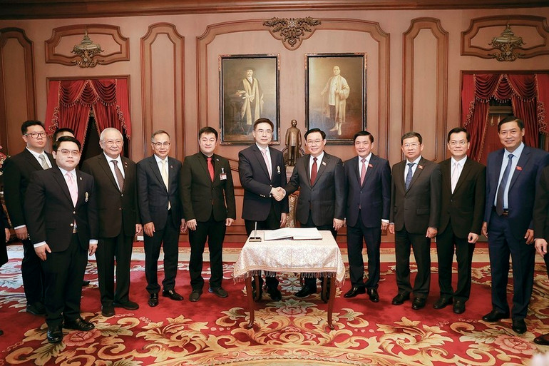 Chủ tịch Quốc hội Vương Đình Huệ với Ban Giám hiệu Đại học Chulalongkorn.