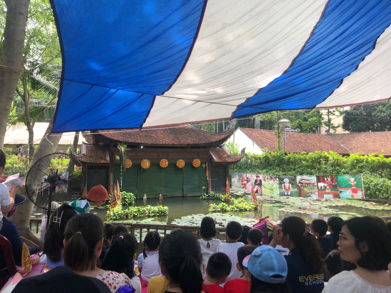 Sân khấu múa rối nước chật kín khán giả.