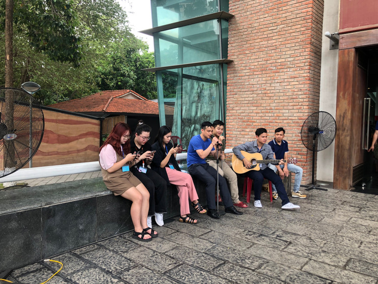 Phút ngẫu hứng của các bạn sinh viên tình nguyện.