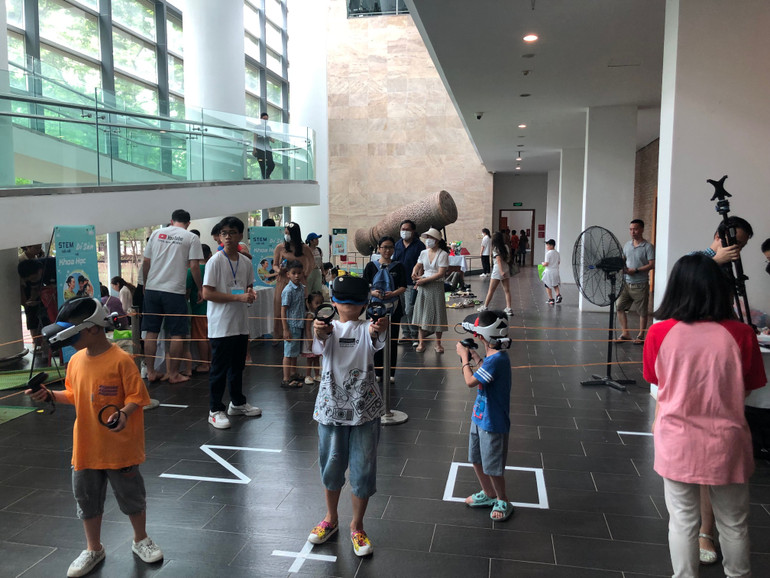 Trò chơi thực tế ảo hấp dẫn nhiều bạn nhỏ.