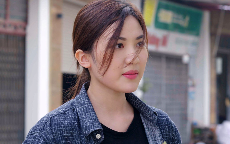 Lương Thanh vào vai Tơ, một cô gái quê hiền lành, chân chất.