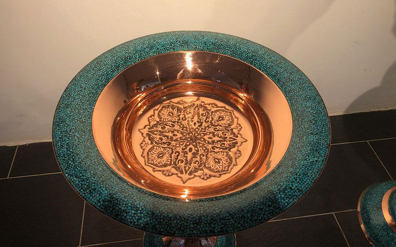 Chiếc ang được trang trí cầu kỳ. Chiếc ang được trang trí cầu kỳ.