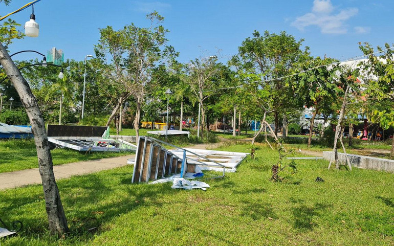 Sau bão nhiều tuần, khu vực sân vườn vẫn trong cảnh hoang tàn đổ nát