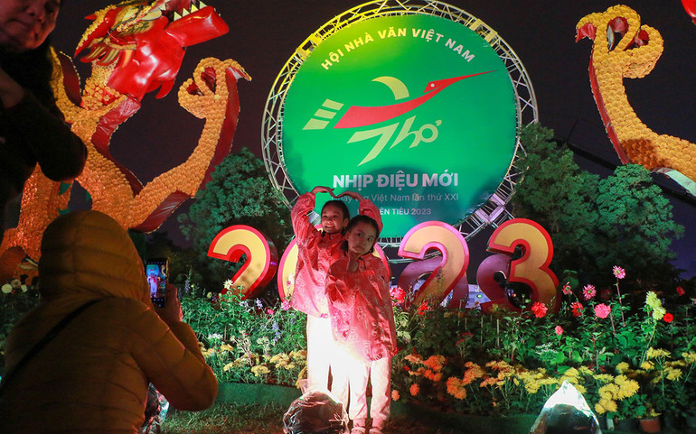 Khán giả chụp ảnh check-in tại đêm thơ.