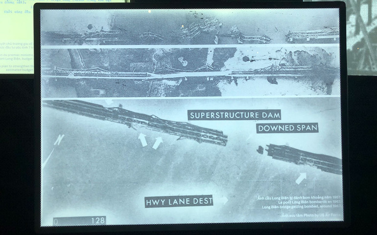 Hình ảnh cây cầu gãy một nhịp nhìn từ trên cao, do Trung tâm Lưu trữ Quốc gia I khai thác từ nguồn ảnh quân đội Mỹ.