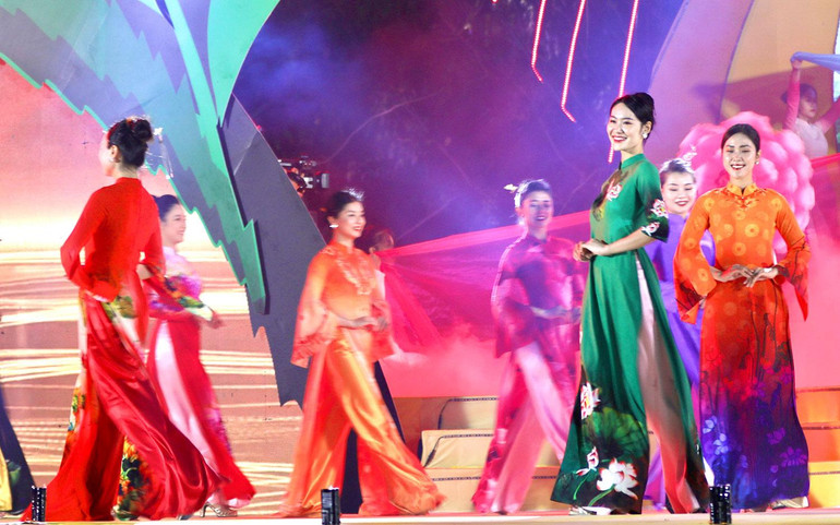 Những mẫu áo dài trong bộ sưu tập.