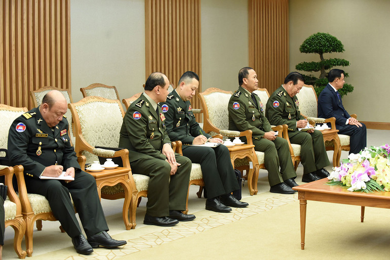 Các thành viên trong đoàn tháp tùng Đại tướng Tea Banh, Phó Thủ tướng Chính phủ, Bộ trưởng Quốc phòng Vương quốc Campuchia.