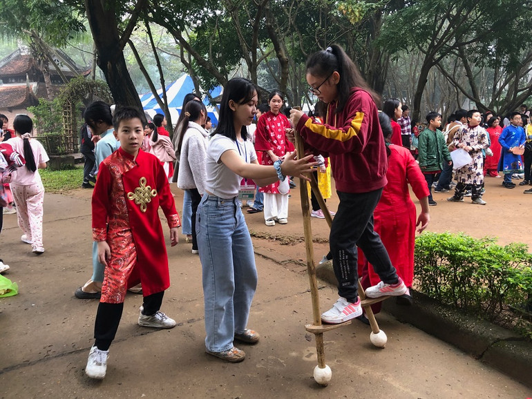 Thử nghiệm trò chơi dân gian đi cà kheo.