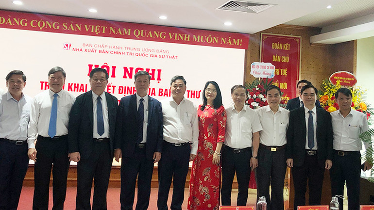 Các đồng chí lãnh đạo Đảng, Nhà nước chụp ảnh cùng đồng chí Vũ Trọng Lâm và cán bộ Nhà xuất bản.