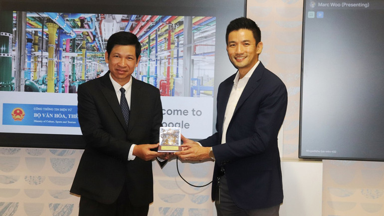 Thứ trưởng Hồ An Phong tặng quà lưu niệm cho ông Marc Woo, Giám đốc Quốc gia Việt Nam, Google châu Á-Thái Bình Dương